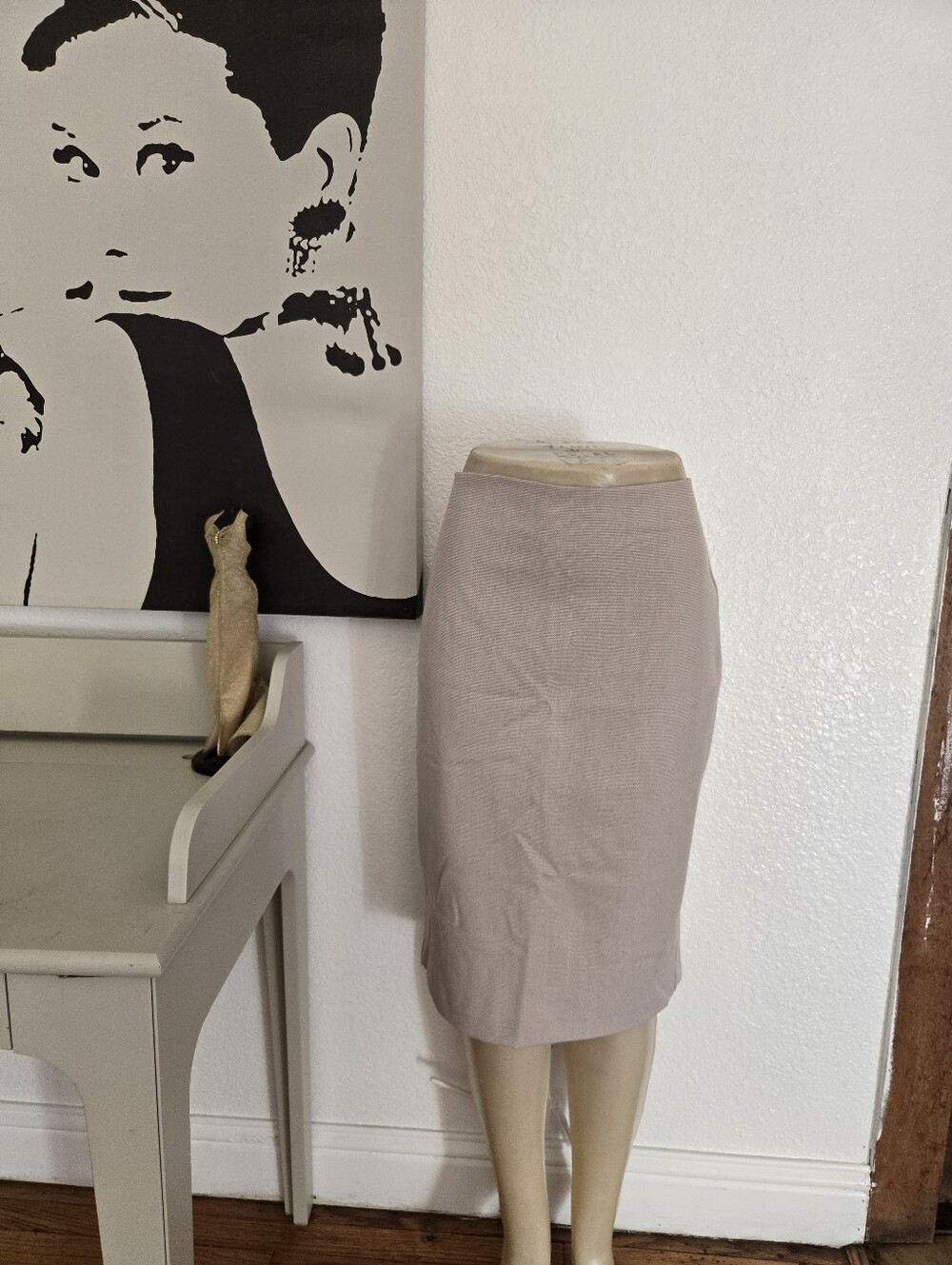 NWT Womens Express Classic High Rise Pencil Tailored Skirt Color Beige Size 14